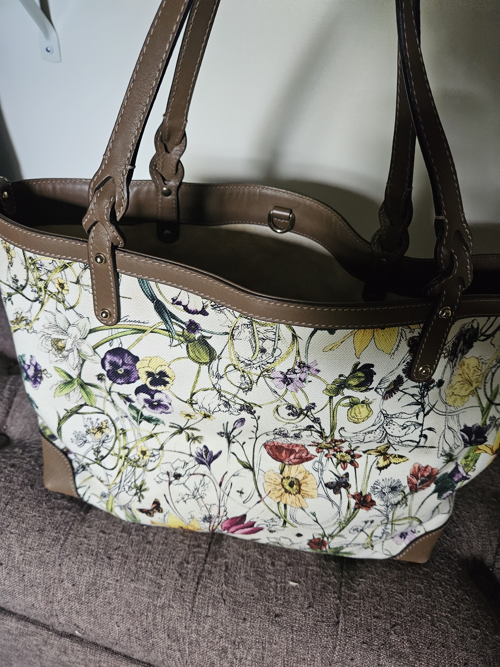 GUCCI!! Rare, Gorgeous, Gucci Floral Canvas Tote Bag with Brown Trim - Picture 3 of 16